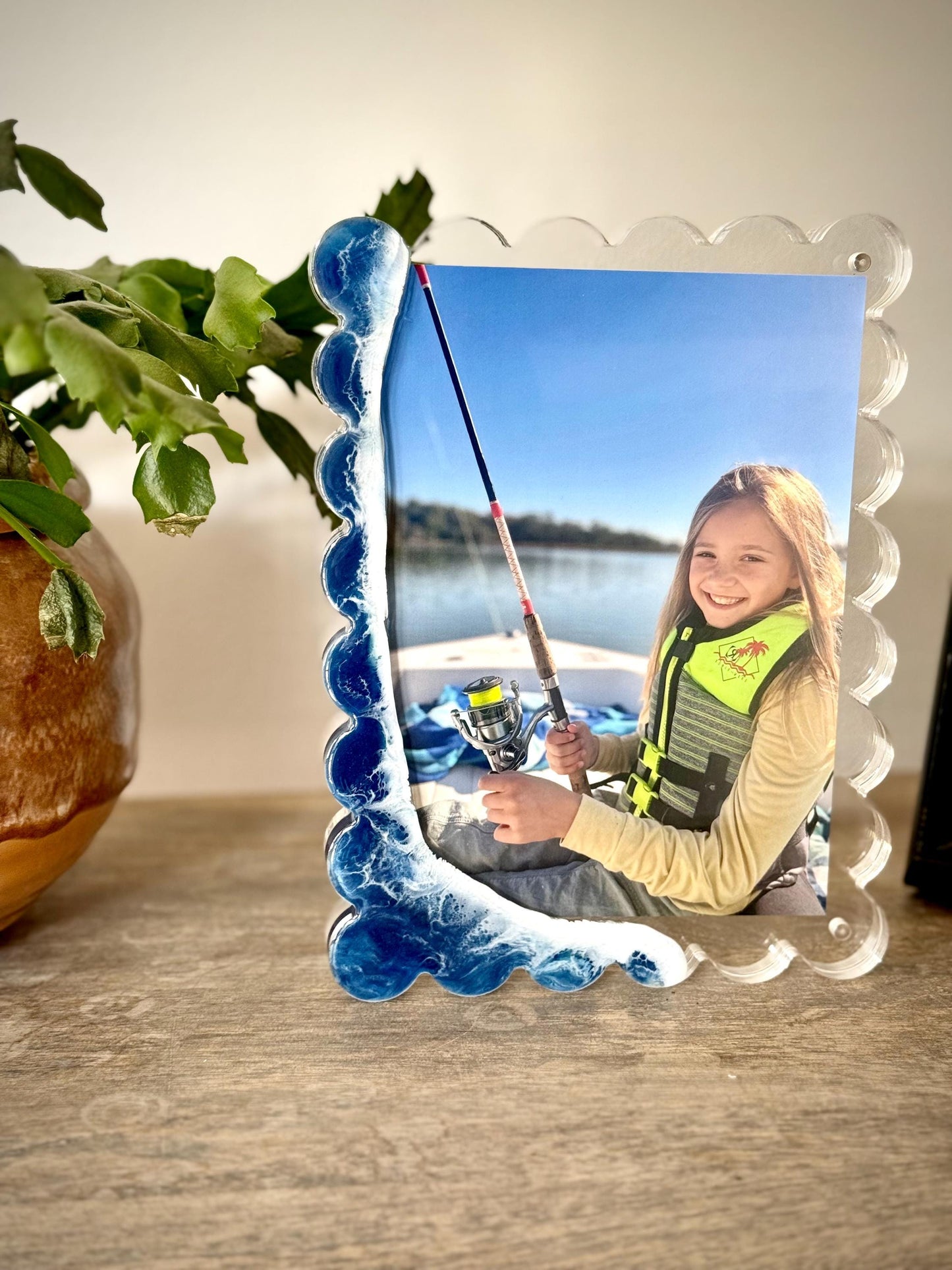 Acrylic Magnetic Frame 5x7 Scallop Edge