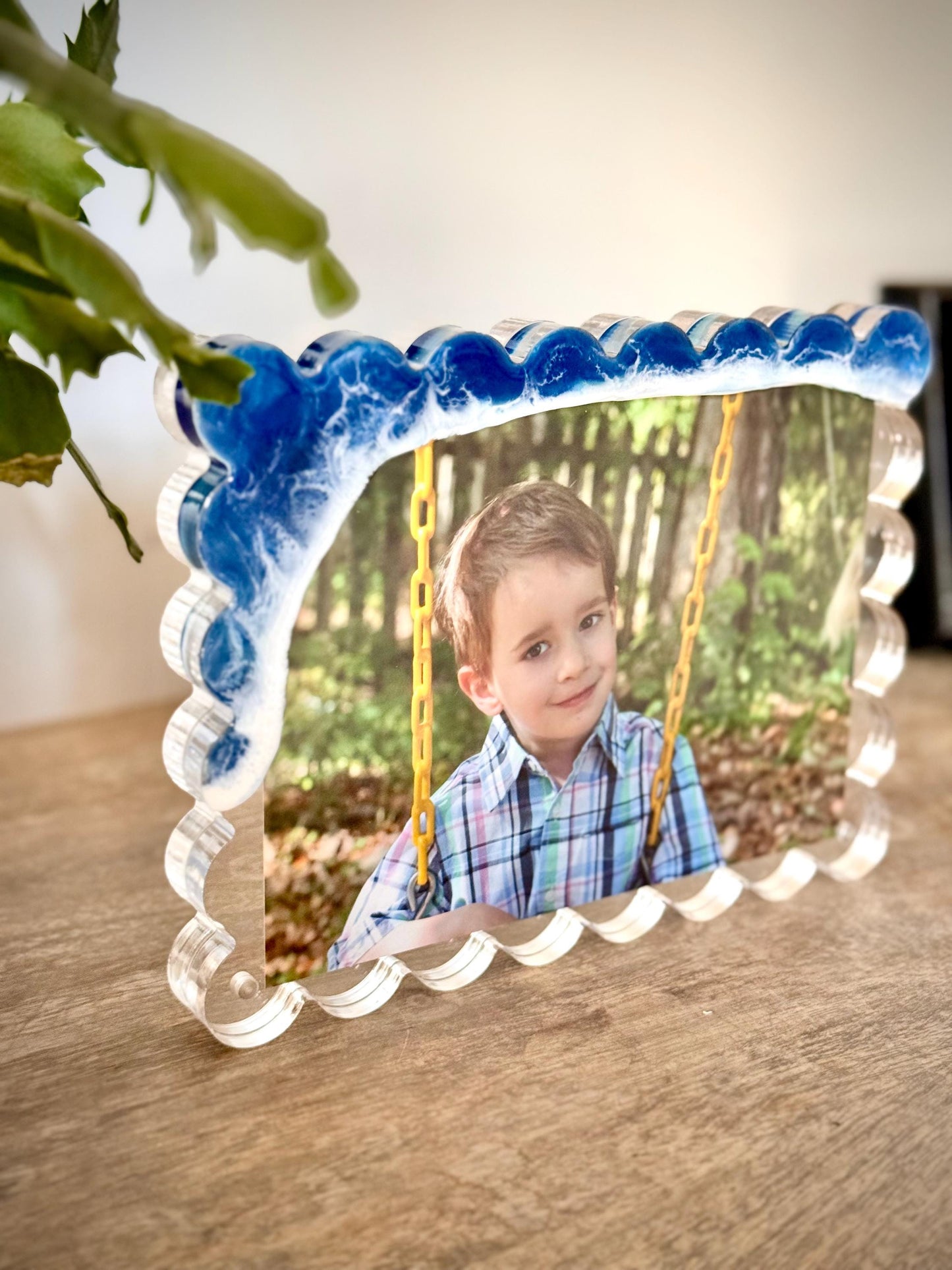 Acrylic Magnetic Frame 5x7 Scallop Edge