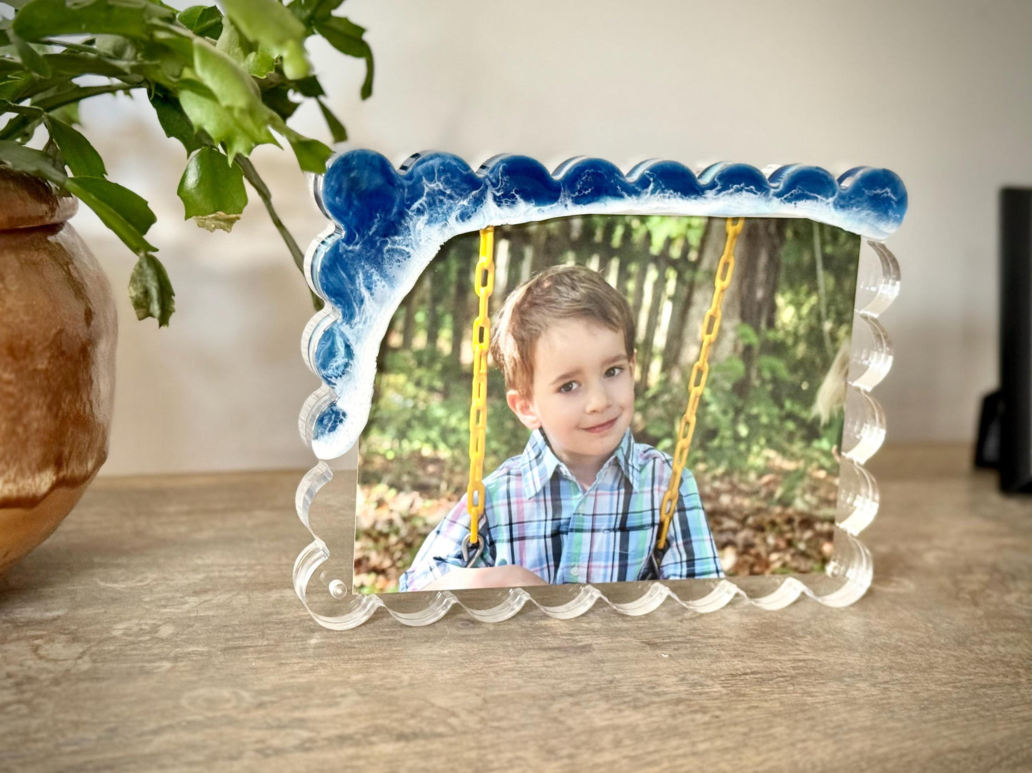 Acrylic Magnetic Frame 5x7 Scallop Edge
